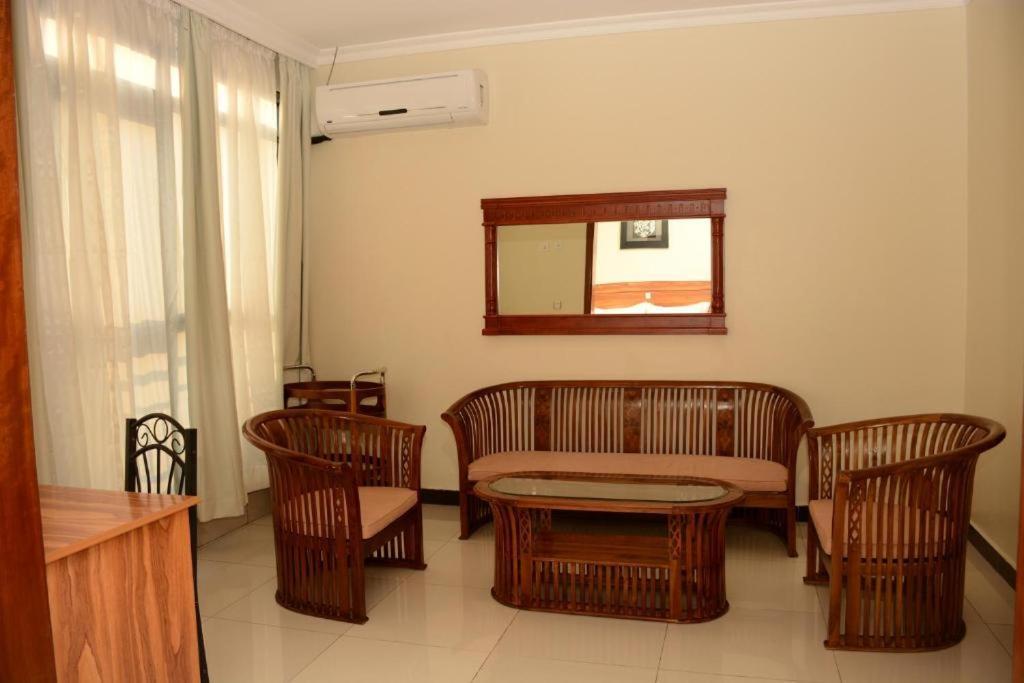 La Posh Hotel Kigali Bagian luar foto